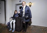Irina Vasilyeva und Sohn Victor aus Zug sind bereit für die Abreise nach Russland. Ehemann Pawel und Tochter Valentina haben es leider nicht aufs Bild geschafft. (Bild Werner Schelbert)
