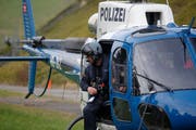 Die Polizei hebt ab für den nächsten Suchflug. (Bild: Geri Holdener, Bote der Urschweiz)