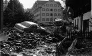 Ein Bild aus dem Dorfzentrum: Autos wurden wie Spielzeuge weggespült. (Archivbild: Josef Reinhard (Sachseln, August 1997))
