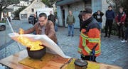 Die UKB-Mitarbeiter übten auch den Umgang mit einer Löschdecke. (Bild: urh (Altdorf, 21. September 2017))
