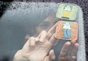 Der Bundesrat prüft einen Wechsel von der Klebevignette zu einer elektronischen Version. (Bild: Ennio Leanza/Keystone (Zürich, 12. 12. 17))