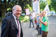 Auf dem Weg ins Zürcher Obergericht säumen Sympatisanten den Weg des Ex-Bankers Rudolf Elmer. (Bild: Keystone / Ennio Leanza)