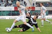 Die beiden Torschützen im Zweikampf: Luganos Anastasios Donis versucht, dem Luzerner Markus Neumayr den Ball vom Fuss zu spitzeln – beobachtet von Hekuran Kryeziu. (Bild: Keystone / Gabriele Putzu)