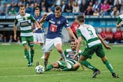 FCL-Profi Pascal Schürpf (Mitte) setzt sich im Cup-Derby gegen den Krienser Fisnik Hasanaj durch. (Bild: Philipp Schmidli (Luzern, 12. August 2017))