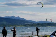 Der Kanton Zug geht einen grossen Schritt auf die Kitesurfer zu. Neu soll die Sportart an mehr Stellen im See erlaubt sein. (Bild: Stefan Kaiser (Neue ZZ))