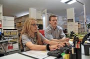 Julia Föhn mit dem Lehrlingsverantwortlichen Christian Flüeler. (Bild Matthias Piazza)