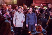 Gregor Schwander, Gemeindepräsident von Stans, Nik Hartmann sowie der "Chor von Stans" in Erwartung des Resultats, wie die Abendwette ausgegangen ist. (Bild: André A. Niederberger (Stans, 25. November 2017))