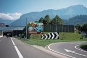 Dieses Bild ist Vergangenheit: Die Hinweistafel bei der Ausfahrt Stansstad wurde gestern entfernt. (Bild: Corinne Glanzmann (Stansstad, 2. August 2017))