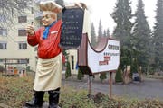 In Ennetmoos lädt der «Gruob»-Koch trotz geschlossenem Restaurant noch immer zu Pizza und Pasta ein. (Bild Kurt Liembd)