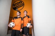 Ueli Scherer (links) und Elio Wildisen auf der Treppe des Klublokals mit frisch gestrichener Wand. (Bild Manuela Jans-Koch)