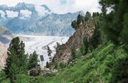 Der Felsabbruch im Gebiet zwischen Moosfluh und Aletschgletscher auf der Riederalp im Wallis. Das Solarpanel versorgt die Messsensoren. (Bild: Dominic Steinmann / Keystone (11. Juli 2017))