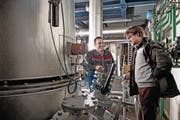 Hans Bieri (links) und Bernhard Böcker-Riese in der Holzverstromungsanlage. (Bild: Corinne Glanzmann (Oberdorf, 10. Januar 2017))
