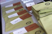 Die "Ja-" und "Nein"-Abstimmungszettel in einem Wahlbüro in Istanbul. (Bild: EPA/SEDAT SUNA)