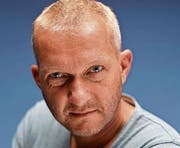 Sie alle sind in Stans zu Gast. Bild oben: Hutzenlaub & Stäubli. Bilder Mitte: Ohne Rolf (links) und Deville & Stahlberger. Bilder unten: Lapsus (links) und Simon Enzler. (Bilder: PD)