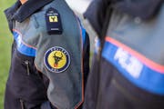 Diese Frage steht im Raum: Hätte Polizist X. seine Dienstkleidung schon 2013 an den Nagel hängen müssen? (Bild: Keystone / Alexandra Wey)