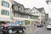Versprayte Holzfassade beim Dorfplatz 4/5 in Stans fotografiert am 07. März 2017. (Bild: Corinne Glanzmann (Stans, 7. März 2017))