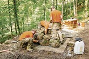 Drei Pioniere errichten die Feuerstelle auf dem Grill- und Rastplatz beim Wanderweg Humligen/Ennetacher in Wolfenschiessen. (Bild: PD)