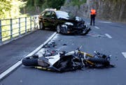 Der Töff prallte in die Front des Wagens. (Bild: Geri Holdener, Bote der Urschweiz)
