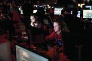 Eine der wenigen weiblichen Gamer ist die 17-jährige Alina Limacher. (Bild: Manuela Jans-Koch (Sursee, 31. März 2018))