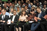 Sie konnten gestern einen ersten Blick ins Zeugnis werfen: Michaela Schuler und Gianluca Montaquila (oben rechts), Andreas Herger (Mitte) mit Rektor David Schuler und alle anderen erfolgreichen Absolventen. (Bilder Urs Hanhart)