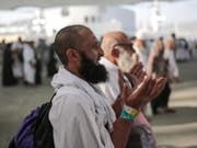 Hadsch-Pilger in Mina bei Mekka, wo sie den Teufel symbolisch steinigen. (Bild: KEYSTONE/AP/MOSA'AB ELSHAMY)