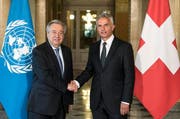 UNO-Generalsekretär Antonio Guterres (links) und Aussenminister Didier Burkhalter bei ihrem Treffen in Bern. (Bild: Peter Schneider / Keystone (Bern, 24. April 2017))