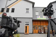Medien vor dem Eingang der An'Nur-Moschee in Winterthur, nach der Polizei-Razzia im November 2016. (Bild: KEYSTONE/Walter Bieri)