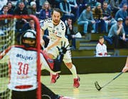 Marcus Thunvall erzielt das erlösende Tor zum 8:6 für die Zuger. (Bilder: Maria Schmid (Zug, 28. Februar 2018))