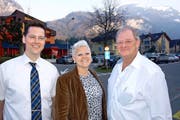 Die beiden neuen Vorstandsmitglieder Sören Schwitzky (links) und Nathalie Hoffmann zusammen mit Gastro-Präsident Urs Emmenegger. (Bild: Kurt Liembd / Neue NZ)
