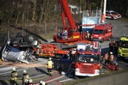 Der Lastwagen wird geborgen. (Bild: Georgios Kefalas / Keystone (Muttenz, 14. März 2018))