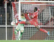FCL-Goalie Jonas Omlin klärt hier vor dem anstürmenden Sittener Moussa Konaté. (Bild: Martin Meienberger/Freshfocus (Sion, 5. April 2017))