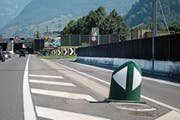 Die Tafel bei der Autobahnausfahrt Stansstad ist erst auf Höhe der ausgezogenen Sicherheitslinie sichtbar. (Bild: Corinne Glanzmann (2. August 2017))