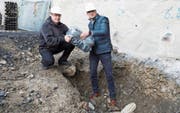 Dokumente für die Nachwelt: Theo Arnold, Vorsitzender der Bankleitung der Raiffeisenbank Schächental (links), und Verwaltungsratspräsident David Schuler legen die Zeitkapsel ins Fundament des Neubaus. (Bild: Christian Hug (Bürglen, 6. Februar 2018))