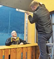 Beizer Jimmy Hollmichel (links) und Betriebsgruppenmitglied Samuel Schibli beim Aufbau der neuen Gartenbeiz. (Bild: Flavia Niederberger (Stans, 13. März 2018))