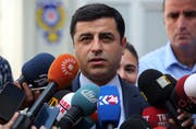 Selahattin Demirtas bei einer öffentlichen Stellungnahme im Jahr 2015. (Archivbild / Keystone)