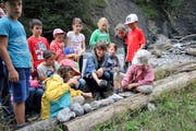 Schüler der Klasse 3b aus Giswil nehmen mit Projektleiterin Stefanie Dillier (Mitte) Töne aus der Natur für die «Ranftsuite» auf. (Bild Marion Wannemacher)