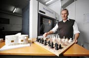 Stolz auf seinen Drucker: Marcus Risi mit Produkten, die seine Maschine hergestellt hat. (Bild Corinne Glanzmann)
