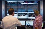 Bildschirme, nichts als Bildschirme: Blick ins Fleet Operations Center, von wo aus die Kreuzfahrtschiffe auf ihrer Reise über die Weltmeere digital begleitet werden. (Bild: PD)