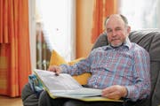Ruedi Kunz hat für sein Buch über Gurtnellen lange Zeit recherchiert. (Bild: Florian Arnold (Gurtnellen, 9. März 2018))