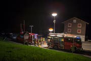 Die Feuerwehr Stützpunkt Schwyz leuchtet die Unfallstelle aus. (Bild: Geri Holdener, Bote der Urschweiz)