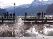 Bei diesem Wellengang staunten die Schaulustigen. (Bild: Geri Holdener, Bote der Urschweiz)