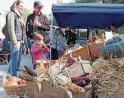 Ein buntes Sortiment wird feilgeboten: eine Impression vom Brogge-Märt im Jahr 2015. B (Bild: ild: Cornelia Bisch (Sins, 26. September 2015))