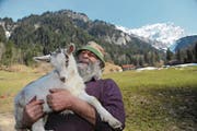 Bauer Sepp Arnold aus dem Riedertal sucht eine Lebenspartnerin. (Bild: Urs Hanhart (14. März 2017))