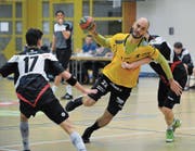Mario Obad (am Ball) kann sich für die restlichen Spiele ganz auf das Toreschiessen konzentrieren. (Bild: Urs Hanhart (Altdorf, 27. November 2017))