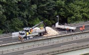 Die Ziegelsteine auf der A4 werden aufgeräumt. (Bild: Helinews.ch)