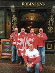 Stolze Nidwaldner zeigen in Belfast vor dem Fussballspiel Flagge. Von links: Joseph Niederberger, Hugo Meier, Edi Amstad, Fredy Niederberger. Vorne: André Keiser. (Bild: PD (8. November 2017))