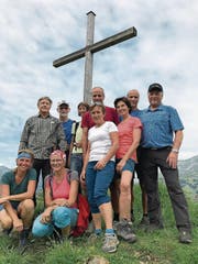Karin Kayser mit einer Wandergruppe auf dem Bitzistock zu sehen (Etappe 7). Mit dabei ist Regierungsratskollege Josef Niederberger (rechts). (Bild: PD)