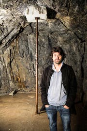 Simon Ledergerber vor seinem Werk «Gigantisches Kleinod» im Innern der Gotthardfestung. (Bild F. X. Brun)