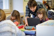 Der Unterricht an den Urner Schulen – hier in Attinghausen – wird immer anspruchsvoller. Daher sollen Klassenlehrer von einer weiteren Lektion entlastet werden. (Symbolbild Florian Arnold)