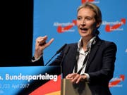 Alice Weidel am Parteitag der Alternative für Deutschland, an dem sie zur Spitzenkandidatin der rechtspopulistischen Partei wurde. Die 38-jährige Ökonomin hat auch ein Standbein in der Schweiz: Sie ist in Biel gemeldet. (Archivbild) (Bild: KEYSTONE/EPA/SASCHA STEINBACH)